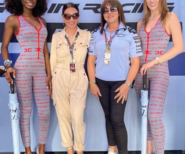 Elisabetta Franchi viste a las Grid Girls de la escudería Gresini