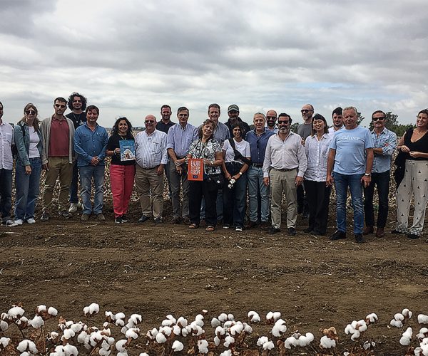 Prestigiosos representantes de los sectores algodonero y de la moda visitan los campos de algodón andaluces de la mano de EUCOTTON