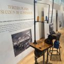 Obrerol Monza inaugura su exposición ‘De patrones y puntadas. 65 años de historia vistiendo el trabajo’