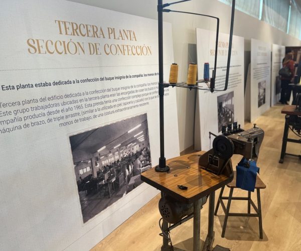 Obrerol Monza inaugura su exposición ‘De patrones y puntadas. 65 años de historia vistiendo el trabajo’