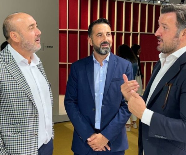 El Ayuntamiento de Elche respalda a las empresas ilicitanas en la feria internacional de Lineapelle en Milán