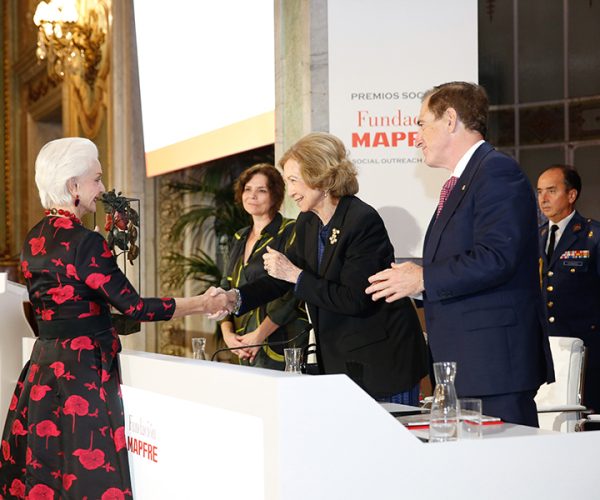 Su Magestad la Reina Sofía entrega a Carolina Herrera el 'Premio a toda una vida profesional' de Fundación Mapfre