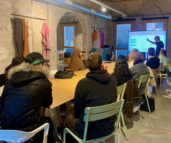 Leather Cluster Barcelona imparte formación sobre el proceso del adobado y acabado de la piel a los estudiantes de La Gaspar