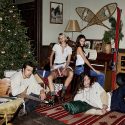 Guess Jeans lanza su campaña Holiday 2025