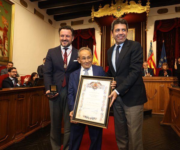 Carlos Mazón destaca la contribución del fundador de Pikolinos, Juan Perán, en la mejora de la sociedad gracias a su generosidad y a su actividad empresarial reconocida internacionalmente