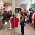 Las tiendas de moda de segunda mano de Humana rozan los tres millones de clientes en 2024, con un alza moderada en ventas