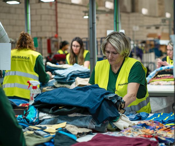 Humana recupera más de 19.000 toneladas de textil usado en 2024 con un beneficio ambiental y social