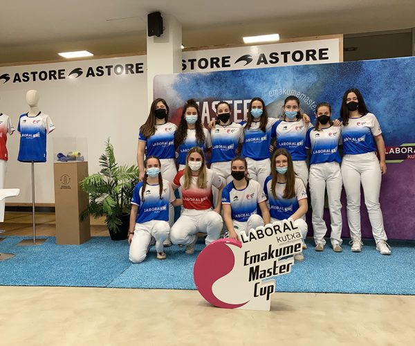 Astore diseña nuevas camisetas hechas con botellas de plástico reciclado para las pelotaris de la Emakume Master Cup