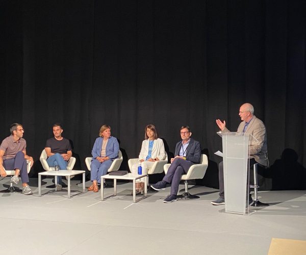 En la imagen superior, durante la jornada, de izquierda a derecha: Mario Puente, Director de Operaciones de Sepiia, Federico Sainz de Robles, fundador y CEO de Sepiia, Dora Casal, CEO de Roberto Verino, Carmen Torres, Secretaria General de ASECOM, David García, Director de MODACC, José Juan Fernández CEO de RBS, moderador de la mesa redonda. Imagen de ASECOM.