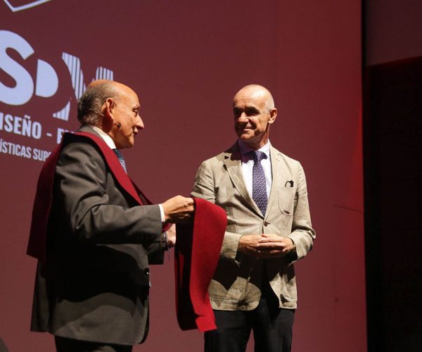 El alcalde de Sevilla preside el acto de imposición de becas del alumnado de la Escuela Superior Sevilla de Moda (ESSDM)