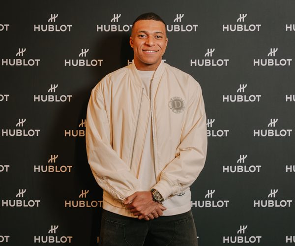 Kylian Mbappé presenta el reloj oficial Big Bang e UEFA EURO 2024TM de Hublot