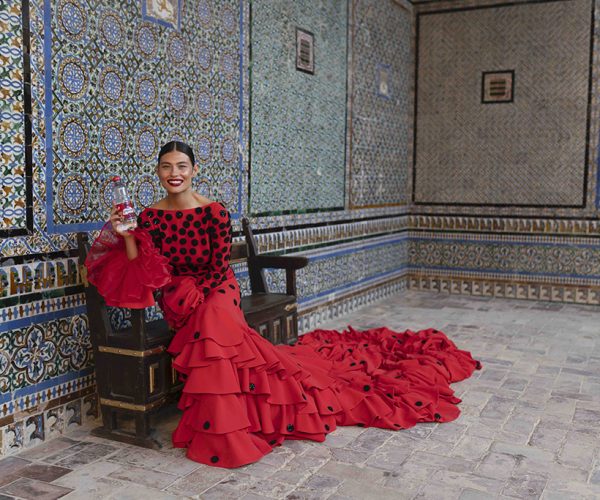 Lanjarón y la diseñadora Beatriz Peñalver fusionan tradición e innovación con el primer traje de flamenca que incorpora tecnología NFC