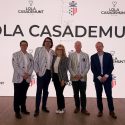 LOLA CASADEMUNT diseña los uniformes formales del equipo New York Yacht Club American Magic durante la celebración de la 37th America's Cup