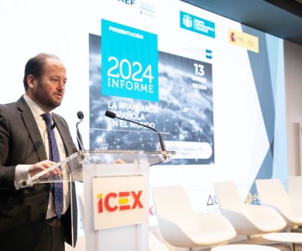 El director general de Internacionalización de la Empresa de ICEX, Pablo Conde, en la inauguración de la jornada de presentación del informe “La Franquicia Española en el Mundo 2024”, elaborado por la Asociación Española de la Franquicia (AEF) con la colaboración de ICEX y del Grupo Cooperativo Cajamar