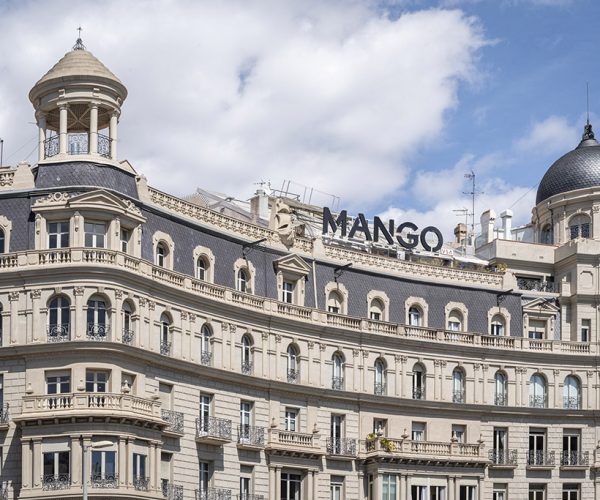 Mango refuerza su presencia en Barcelona con la instalación de su imagen en Francesc Macià 
