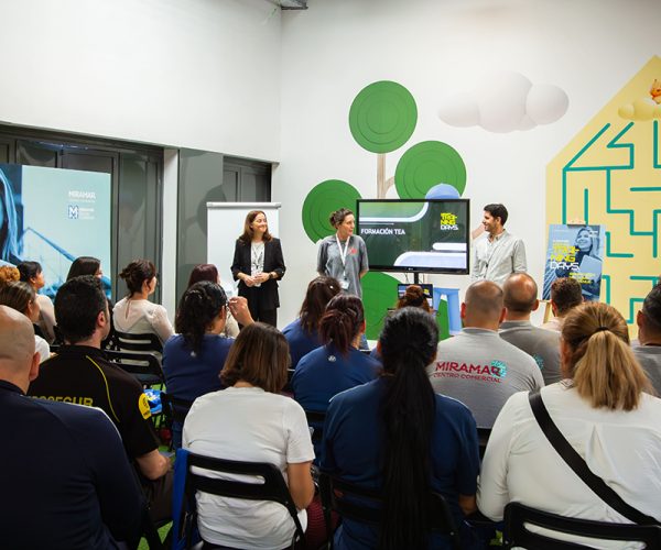 El centro comercial Miramar forma a sus empleados en el trato a personas con TEA y Alzheimer como compromiso con la excelencia en el servicio