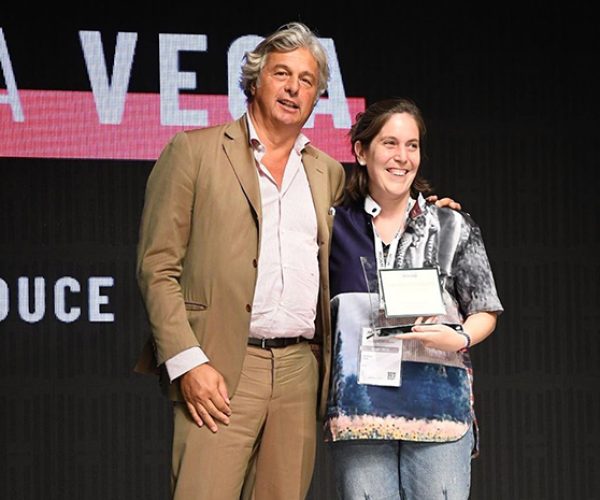 Maitane Vega recoge su premio en Milán