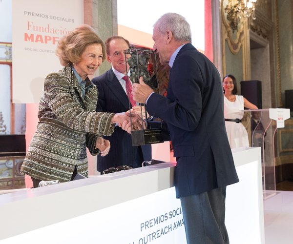 Su Majestad la Reina Doña Sofía hace entrega del premio social de Fundación Mapfre a Moda Re- como Mejor Proyecto por su Impacto Social