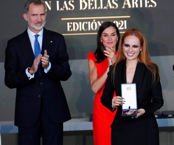 Ana Locking recibe la medalla de oro al mérito en las bellas artes