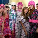 Oviedo se tiñe de alegría y color con el desfile de la colección de Celia B x Zandra Rhodes en la Semana de la Moda astuariana