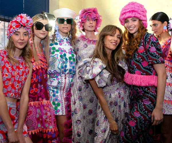 Oviedo se tiñe de alegría y color con el desfile de la colección de Celia B x Zandra Rhodes en la Semana de la Moda astuariana