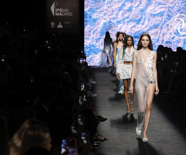 El movimiento del océano inspira la nueva colección SS24 de alta moda de CLARO Couture