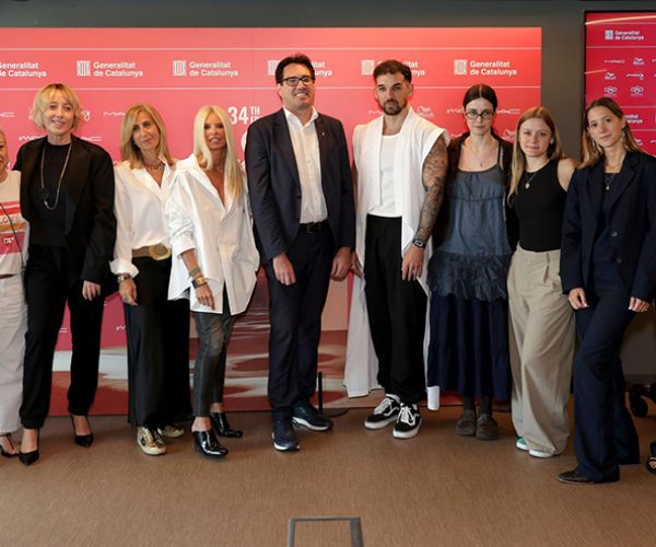 El secretario d’Empresa i Competitivitat y la jefa de moda de CCAM  y project manager de 080 Barcelona Fashion, junto con diseñadoras, diseñadores y marcas presentes 