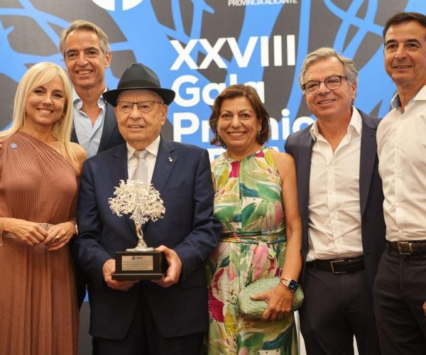 Rafael Bernabeu, cofundador de J’hayber, recibe el Premio de Honor a su trayectoria empresarial en los premios de AEFA