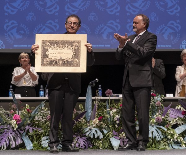 Roberto Verino destaca el papel de la moda como generador de “orgullo de país” en su discurso de ingreso en la Real Academia Galega de Bellas Artes