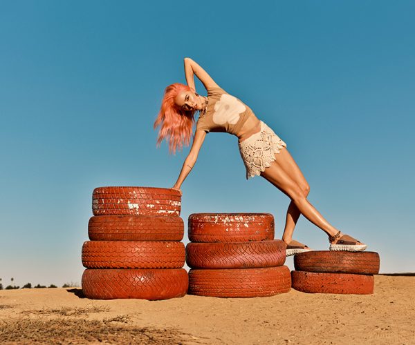 el nuevo must-have: sandalias de UGG con straps en color nude