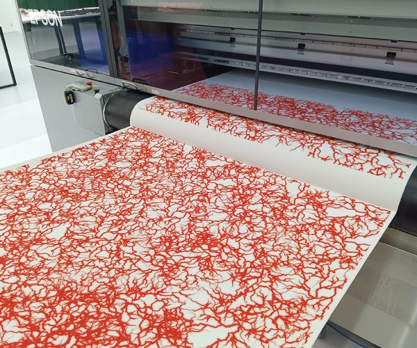 Epson y YUIMA NAKAZATO, pioneros en moda sostenible con impresión de inyección de tinta pigmentada sobre material Spiber