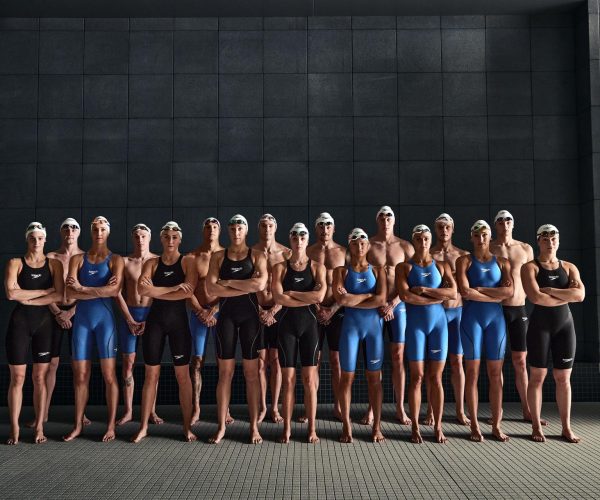 *Equipo de atletas de Speedo IZQ-DER: Kaylee McKeon (AUS), Elijah Winnington (AUS), Emma McKeon (AUS), Zac Stubblety-Cook (AUS), Ariarne Titmus (AUS), Caeleb Dressel (USA), Abbey Weitzeil (USA), Ryan Murphy (USA), Regan Smith (USA), Adam Peaty (GBR), Maggie Mac Neil (CAN), Tom Dean (GBR), Kylie Masse (CAN), Matt Richards (GBR), Tatjana Schoenmaker (SA), Duncan Scott (GBR) & Benedetta Pilato (ITA).