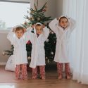 Torres Novas celebra la Navidad dedicándosela a los más pequeños: con sus famosos albornoces, ¡ahora en talla mini!