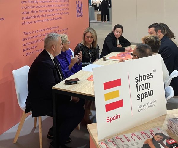 La Federación de Industrias del Calzado Español (FICE) no cierra por vacaciones y lleva a las empresas españolas a un intenso tour de feria en feria