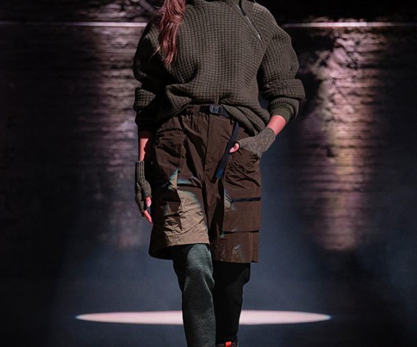 Para su última colección como Director Creativo Global de Woolrich Black Label, Todd Snyder se inspira en la belleza indómita de los paisajes volcánicos y glaciales del norte de Europa. A través de su visión innovadora, esta colección de 60 piezas redefine la ropa técnica de exterior e invierno, fusionando a la perfección funcionalidad con diseño de lujo.