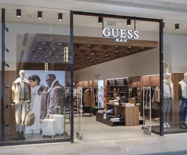 Guess abre sendas tiendas de hombre en el centro comercial La Zenia Boulevard de Benidorm y en el centro comercial Intu Xanadú de Madrid