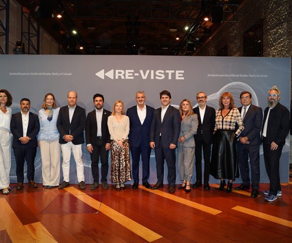 Representantes del Comité de Dirección de RE-VISTE junto a Marta Gómez Palenque, directora general de Calidad y Evaluación Ambiental y Alejandro Dorado, comisionado para la Economía Circular del Ministerio para la Transición Ecológica y el Reto Demográfico.