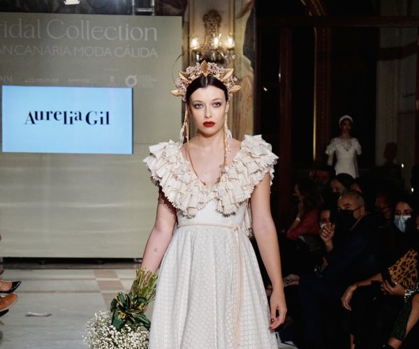 Aurelia Gil pone el broche de oro a la pasarela Bridal Collection con diseños para novias fluido y lleno de volúmenes