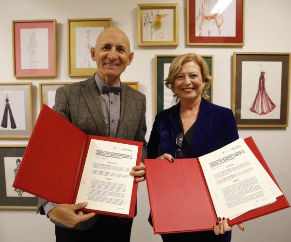 El presidente de ACME, Modesto Lomba, y la delegada de Obras y Equipamientos, Paloma García Romero, en la firma del acuerdo.