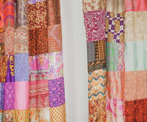 Cortinas elaboradas mediante técnica patchwork con relates de sarees tradicionales. Imagen: Wanderlove.