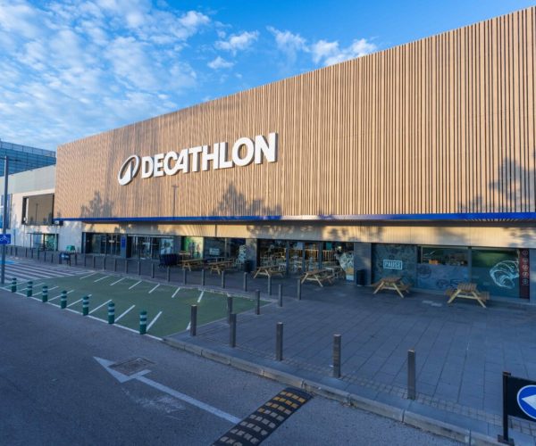 Decathlon inicia la transformación de su renovada imagen corporativa en sus puntos de venta en España