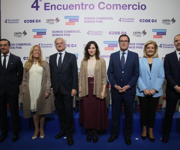 De izda. a dcha., el presidente de EuroCommerce, Juan Manuel Morales, la consejera de Comercio de la Comunidad de Madrid, Rocío Albert, el presidente de CEIM, Miguel Garrido, la presidente de la Comunidad de Madrid, Isabel Díaz Ayuso, el presidente de CEOE, Antonio Garamendi, la presidenta de la Fundación CEOE, Fátima Báñez, y el presidente de la C4 de CEOE, Ricard Cabedo.