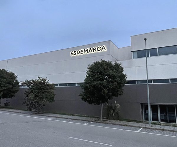 El eCommerce de moda Esdemarca anuncia nueva imagen corporativa y previsión de facturar 100 millones de euros en 2026