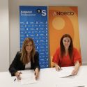 Cristina Menéndez, presidenta de Anceco y Charo Fernández, directora del segmento Sabadell Professional, en el momento de la firma en la sede de Sabadell Professional, en Madrid.