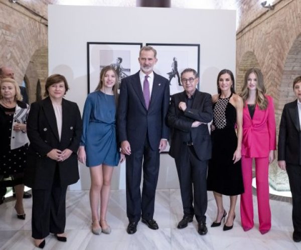 Saludo de SSMM los Reyes de España, la Princesa Leonor y la Infanta Sofía a Roberto Verino en su exposición 40 años de estilo Verino en Oviedo