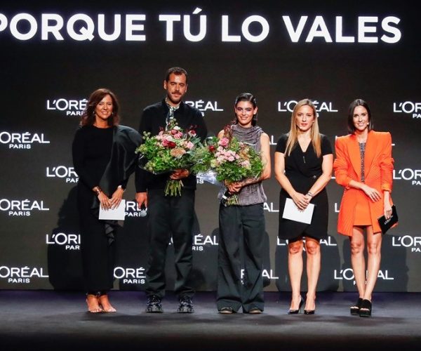 Mans y Julia Pacha ganadoras de los premios L’Oréal Paris a mejor colección y mejor modelo de la MBFWMadrid