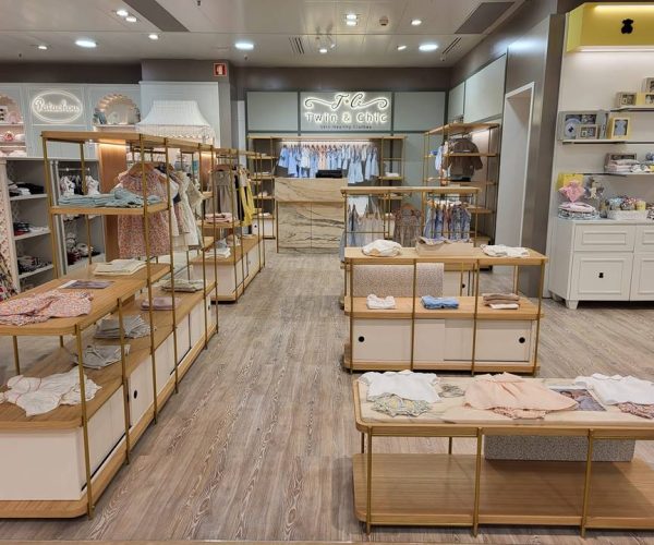 Twin&Chic, la marca infantil española premium sostenible y dermosaludable estrena concept store en El Corte Inglés de Lisboa