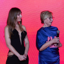 Isabel Sanchís recibe el Premio a la Mejor Diseñadora Española en los Premios Woman Madame Figaro 2024