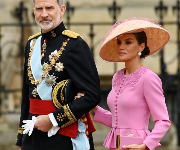 La Reina Doña Letizia elige la firma de sombrería española Balel en el día de la coronación del Rey Carlos III de Inglaterra