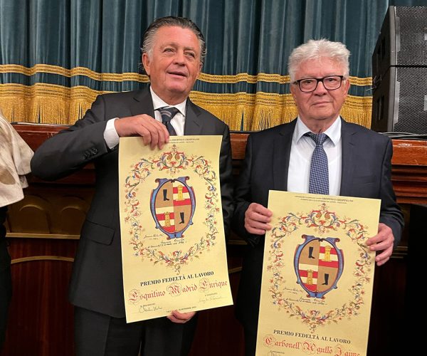 La Federación de Industrias del Calzado Español (FICE) celebra el premio ‘Fedelta al lavoro’ que han recibido los empresarios Enrique Esquitino de Illice y Jaime Carbonell de Calzados Danubio